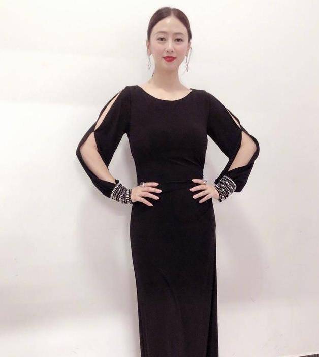 自拍|翁虹是真的老了，穿运动服和猫猫自拍，美颜滤镜也难掩中年气质