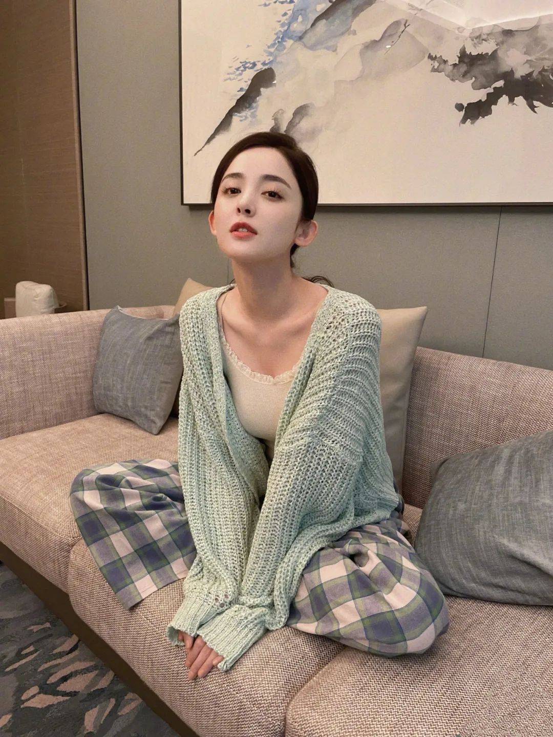 毛衣|夏季要穿毛衣，学赵丽颖和娜扎的穿搭，不显臃肿，更为清新和清爽