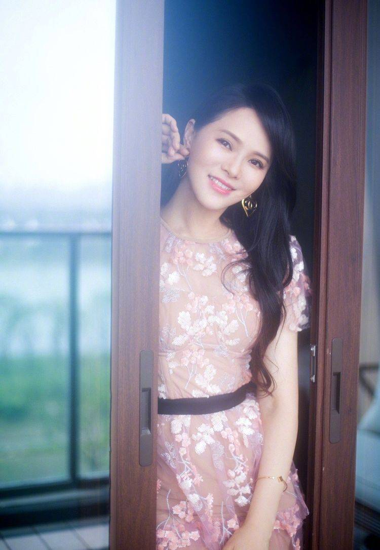 小粉|伊能静50岁还不服老?小粉裙+樱花妆清新似少女,金心耳环好拉风