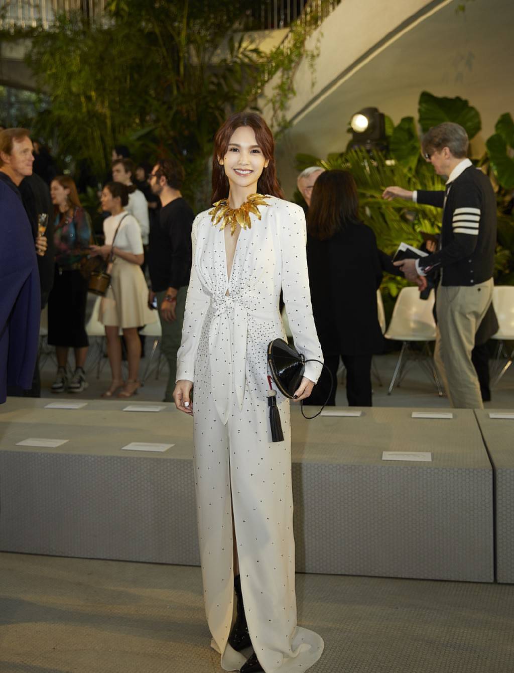 写真照|杨丞琳粉色衬衫裙配“二筒”耳环，甜美又霸气，锁骨更是吸睛