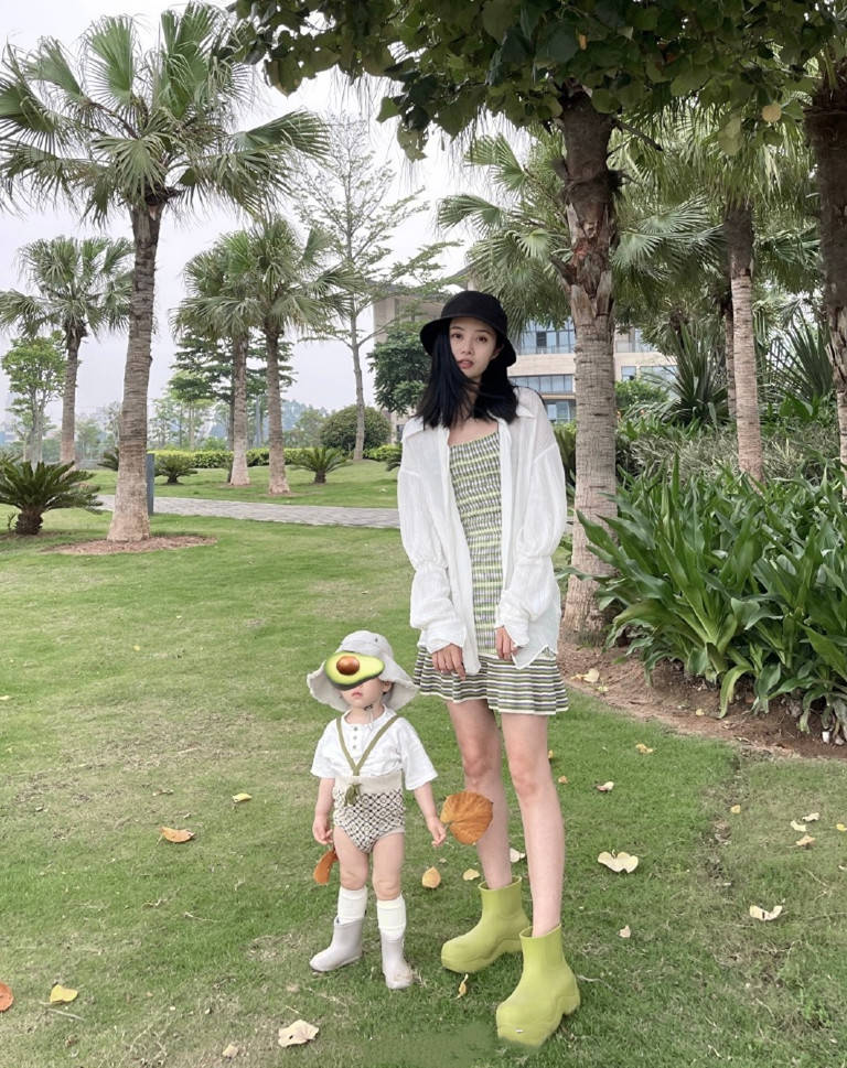 身材|李光洁媳妇真会打扮，都升级当妈了，穿得还像邻家小妹妹一般