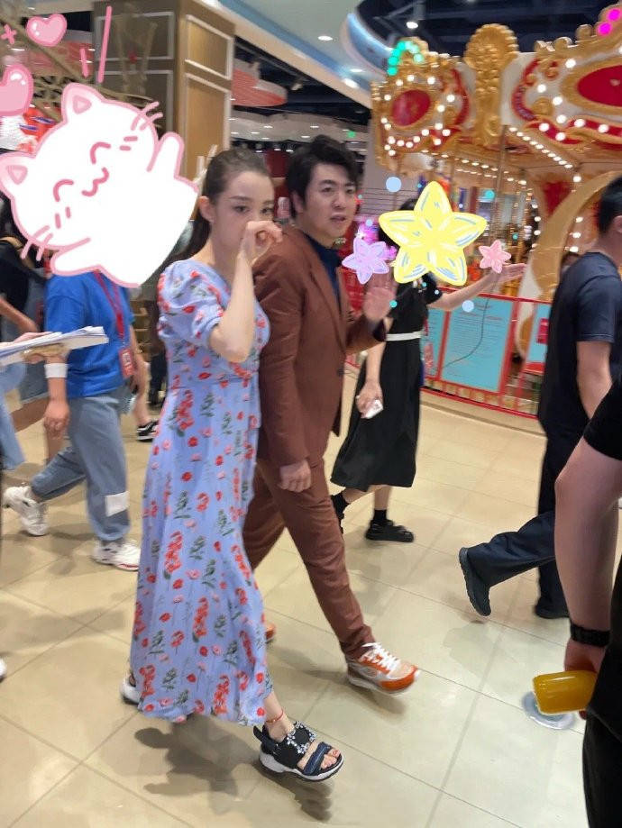 吉娜高|郎朗夫妇商场被偶遇，生图下吉娜高发际线抢镜，穿裙子真有女人味