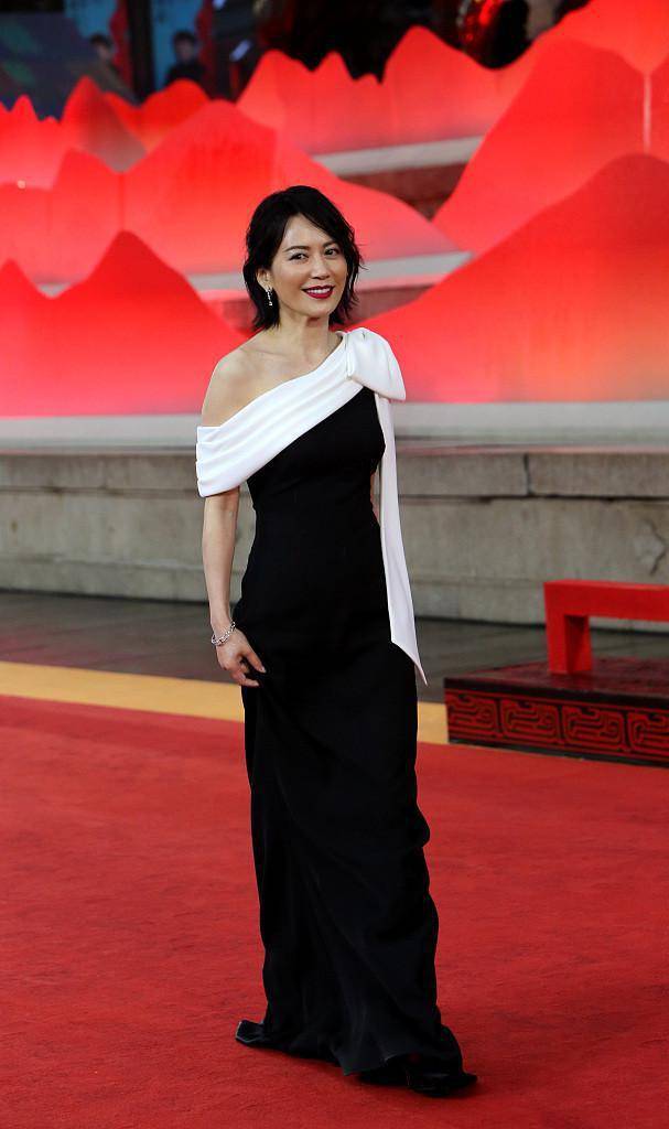 俞飞鸿|俞飞鸿穿裙子也挺美，＂薄纱＂拼接裙用亮片点缀，想低调有点难