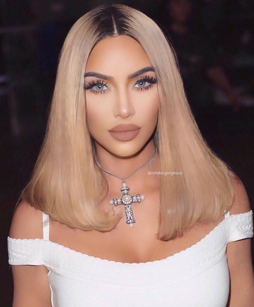 感觉|金·卡戴珊穿白色紧身包臀裙，撩发凹造型气质不凡