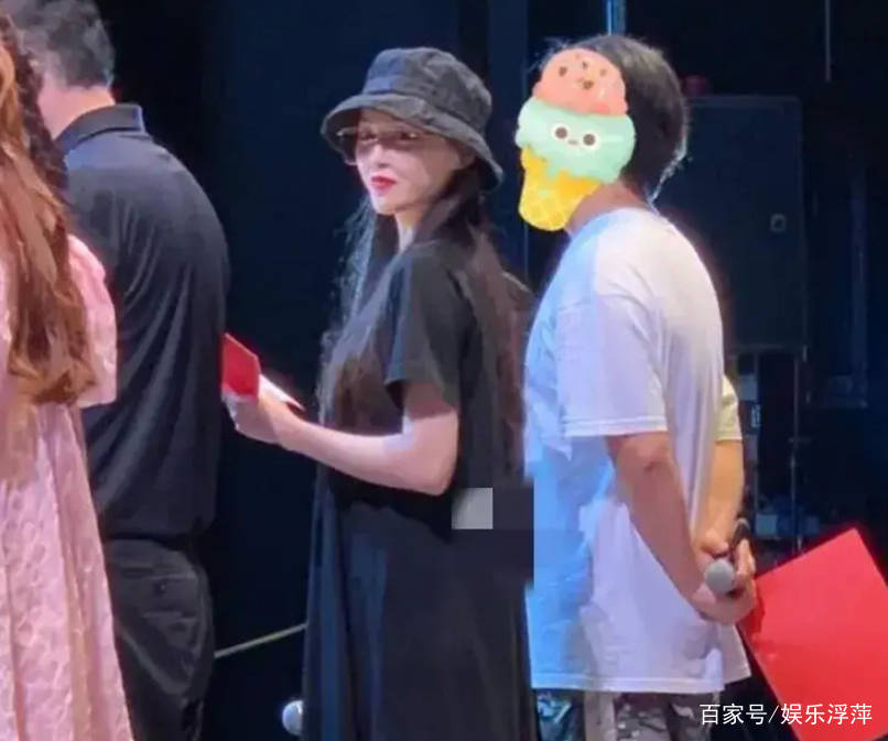 活动|唐嫣小腹隆起疑怀二胎，当她晒出对镜自拍照，从腰围看出是否怀孕