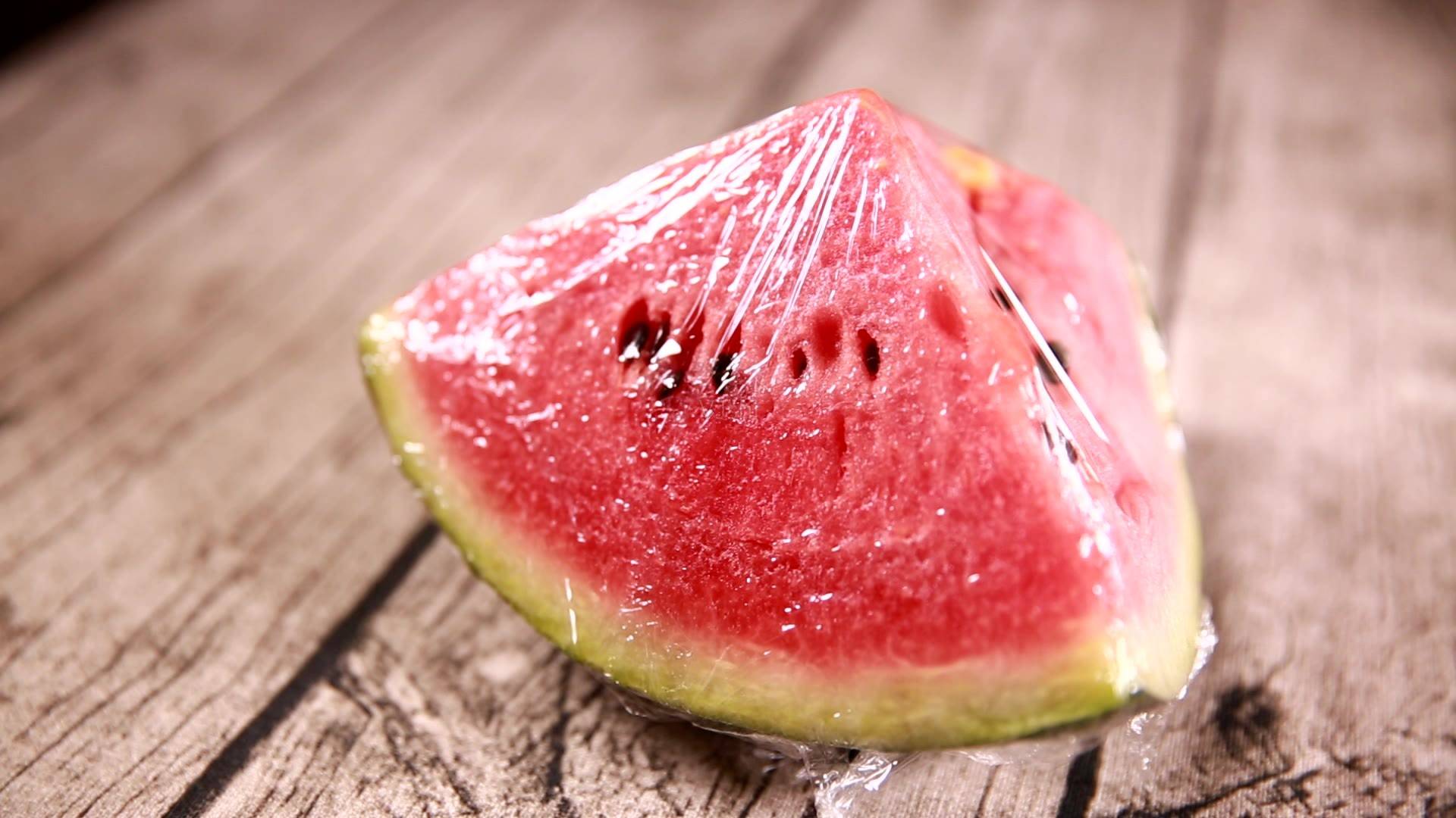 隔夜冰冻西瓜竟是健康"杀手"?中医提醒夏季饮食安全别忽视!