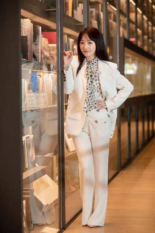 杨钰莹|杨钰莹太自信,基础款黑T配白色仙女裙秀美腿,158穿出168cm效果