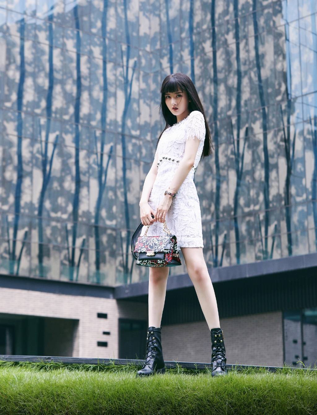 作用|元气少女宋祖儿,白色无袖连衣裙搭配高马尾,可爱甜美清灵动人