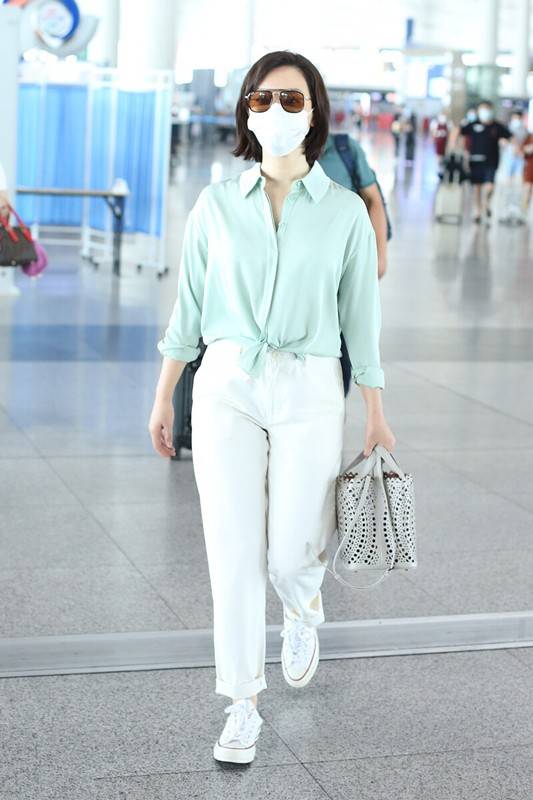 服装|钟丽缇引领70后穿搭潮流！真丝衬衫配“爸爸裤”，时髦显瘦有格调