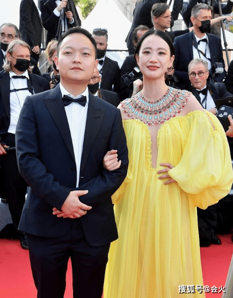 晚宴|李梦蓝色衬衫裙亮相晚宴，红唇凸显自信，长裙拖地被网友嘲太老气