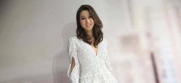 钟嘉欣|钟嘉欣瘦了,白色连衣裙优雅清新,却缺了一点少女感