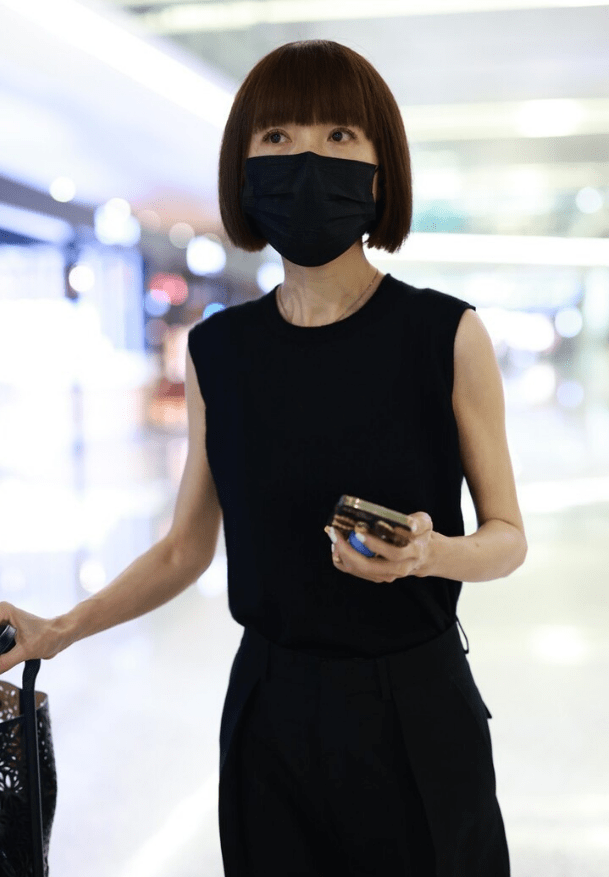 一身|鲁豫真是瘦过头了!一身黑色搭配秀“纸片”身材,看得人好心疼