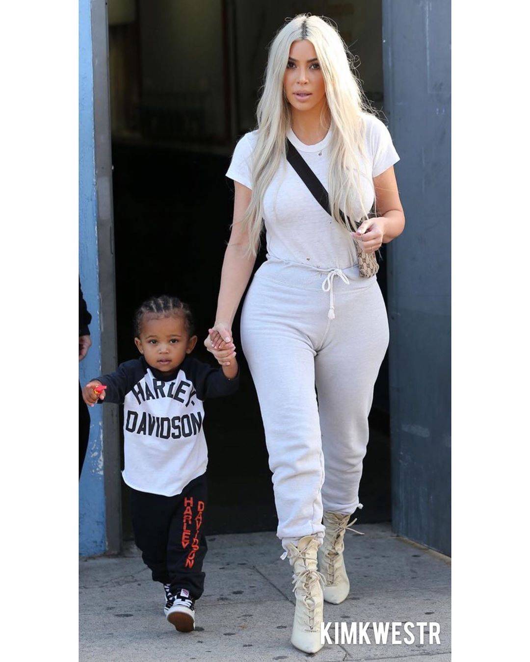 感觉|金·卡戴珊穿白色紧身包臀裙，撩发凹造型气质不凡