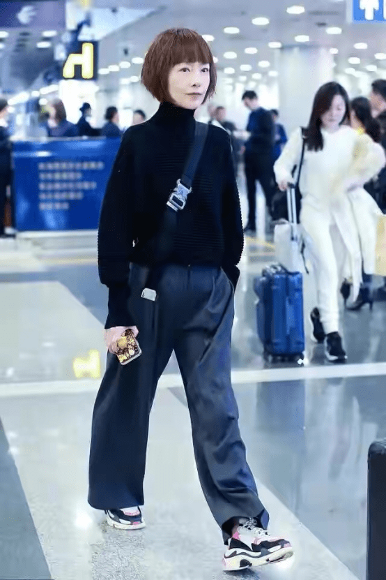 一身|鲁豫真是瘦过头了！一身黑色搭配秀“纸片”身材，看得人好心疼