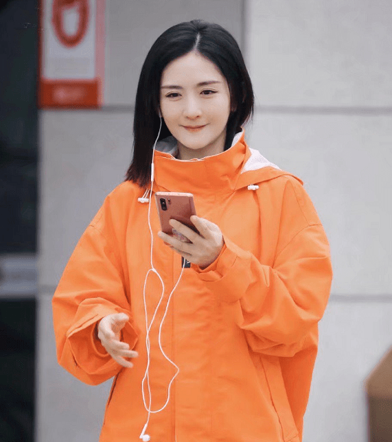 才会|曝谢娜产假只剩1个月，频更动态为复出预热，张杰忙彩排不管孩子