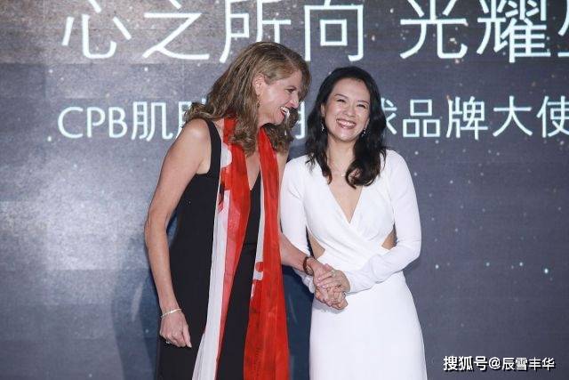 设计|章子怡穿衣真有“心机”，一身白色礼服裙秀蛮腰，美得高级又迷人