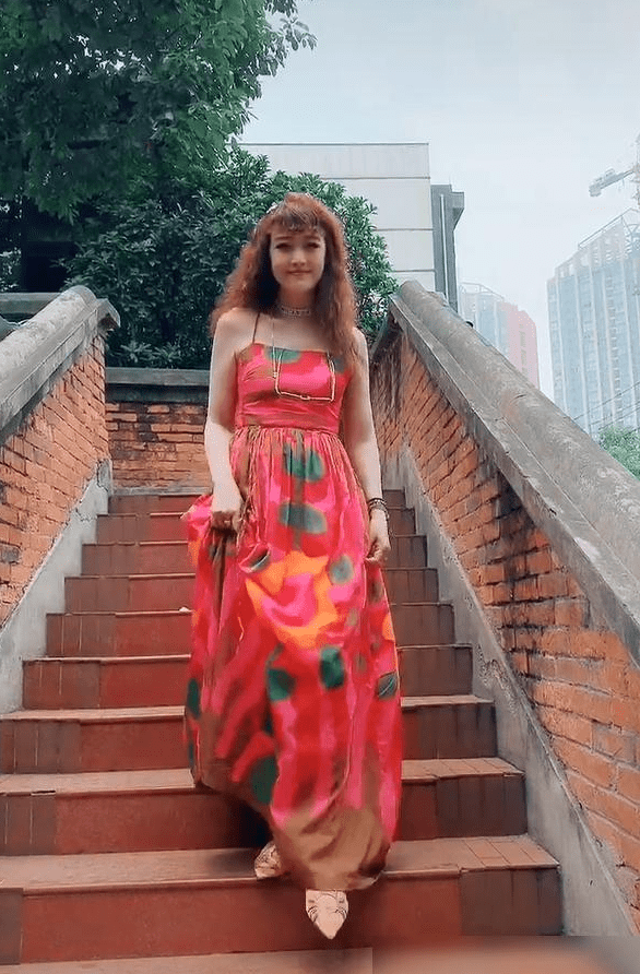领口处|52岁周海媚太会装嫩了!穿“梅子裙”似减龄20岁,厉害了