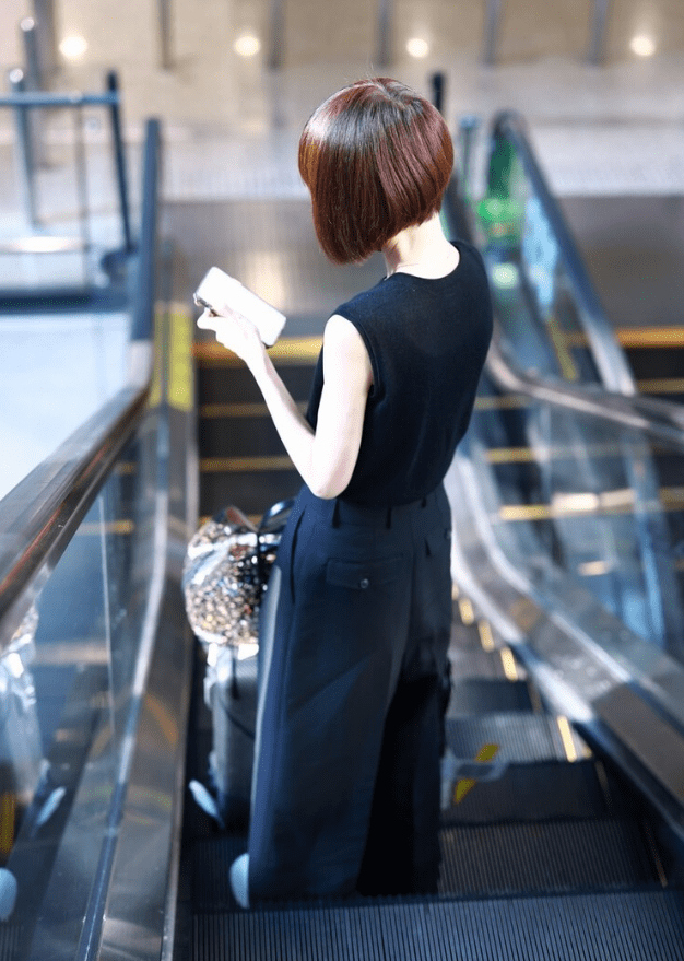 一身|鲁豫真是瘦过头了！一身黑色搭配秀“纸片”身材，看得人好心疼