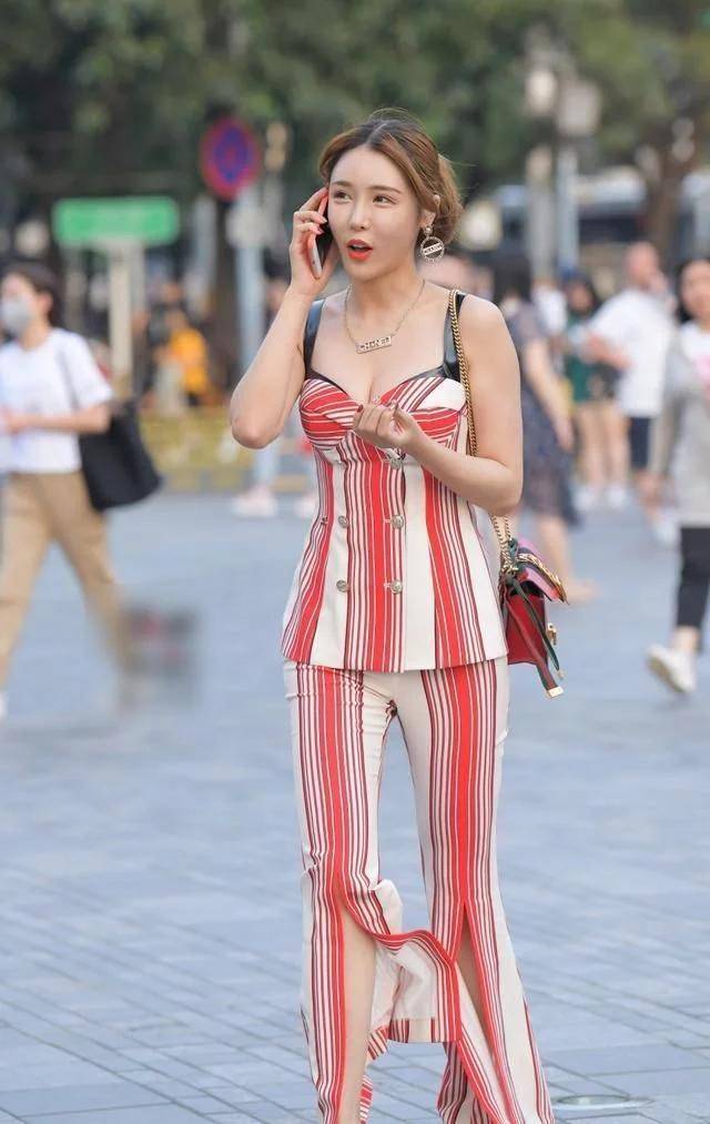 地方|街拍条纹套装女神，在人群中那么显眼