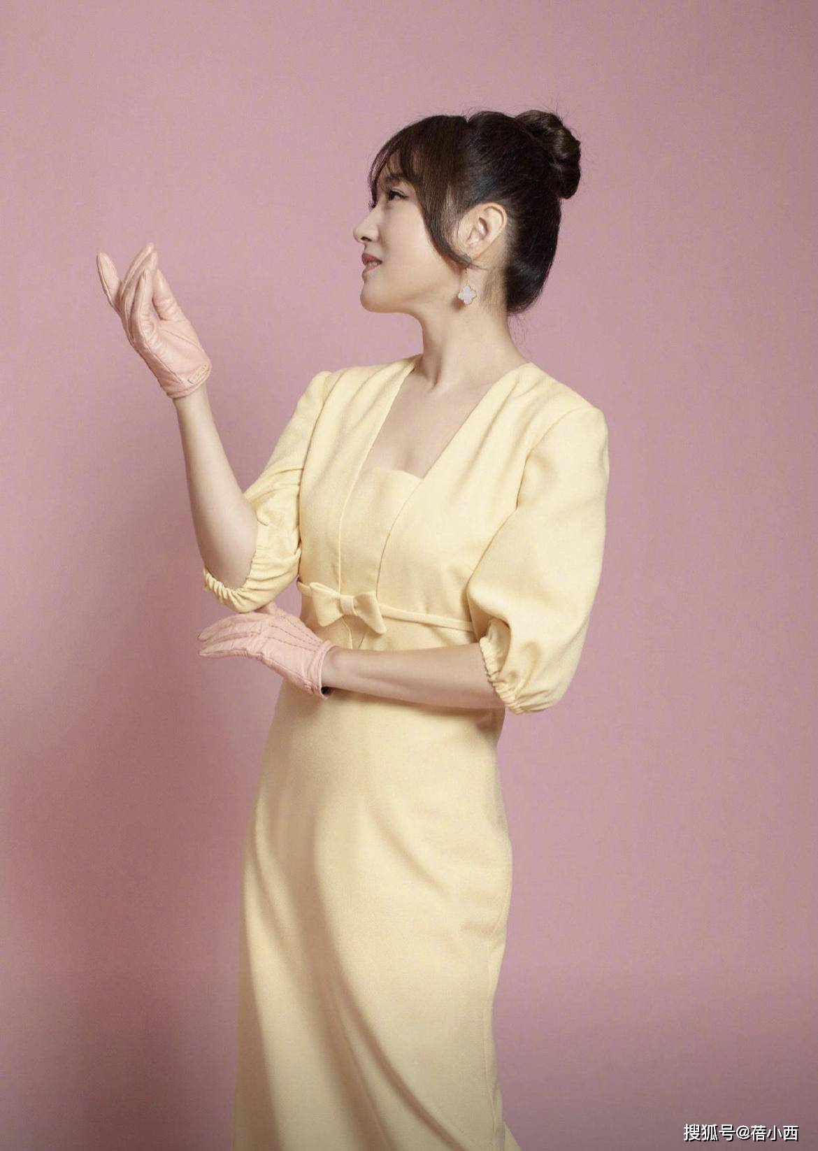 身材|杨钰莹真是“阿姨辈尤物”，穿粉色吊带连衣裙亮相，身材不输女团