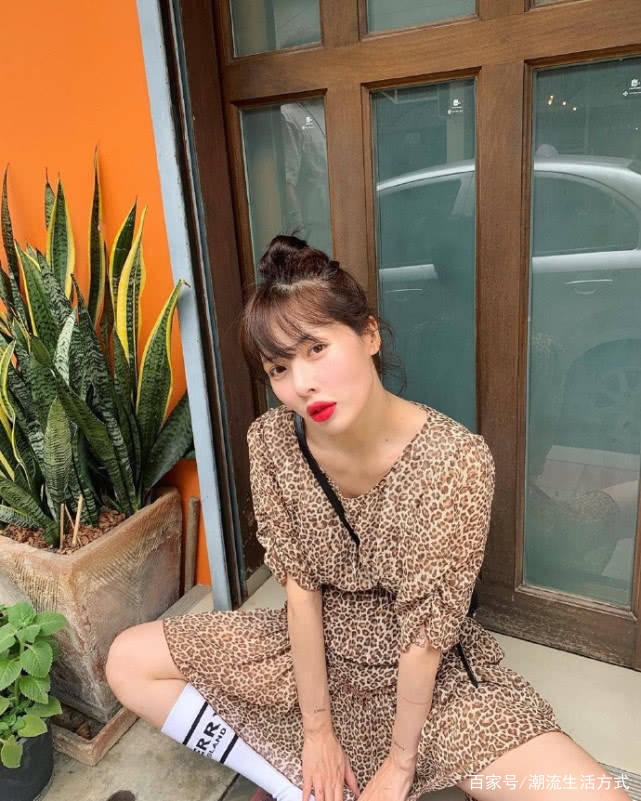 荧光|泫雅晒出街私服，身穿豹纹风格连衣裙，搭荧光色拖鞋打破俗气感！