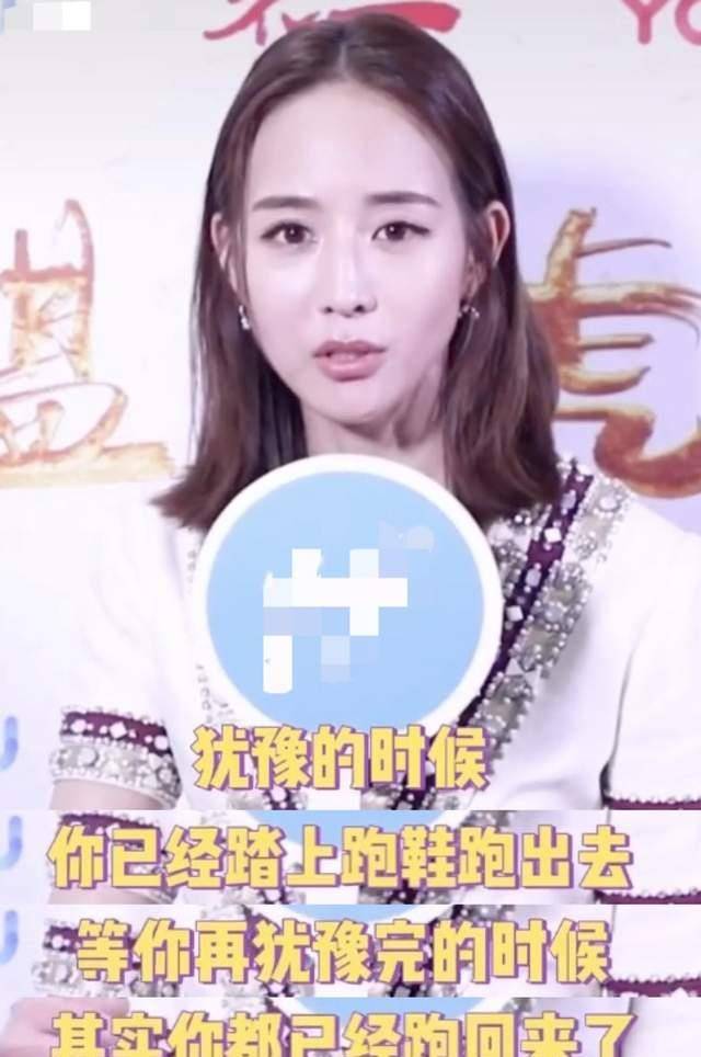 长发|张钧甯身材好棒,穿超短裙秀美腿,为拍戏剪长发