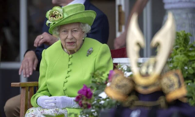 女王|英国女王领衔绿色系穿搭！凯特裹中长裙身材干瘪，梅根才是大赢家