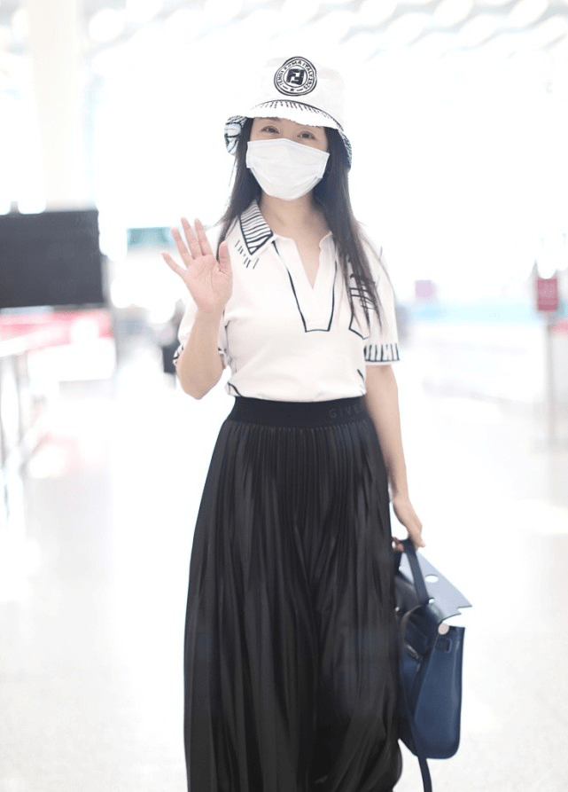 身材|50岁杨钰莹性格像小孩，微胖身材穿百褶裙，气质天真少女好纯情