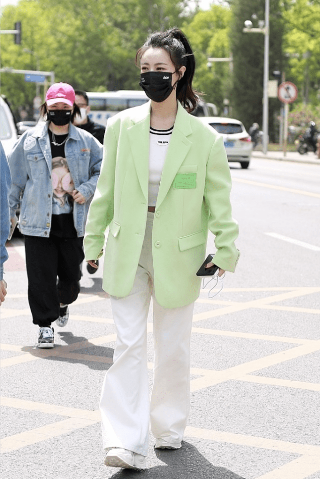 黑色|薇娅时髦起来真不输女明星,绿西装配白裤好清爽,不当爱豆好可惜