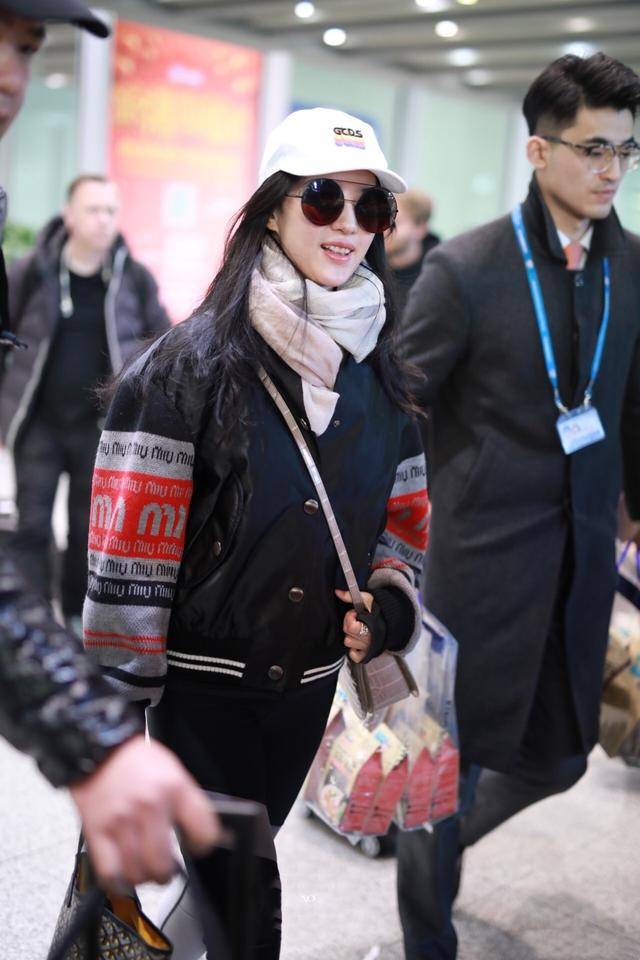 发型|刘亦菲就是会穿，一款西服搭配超短裙白T恤，大长腿实力抢镜