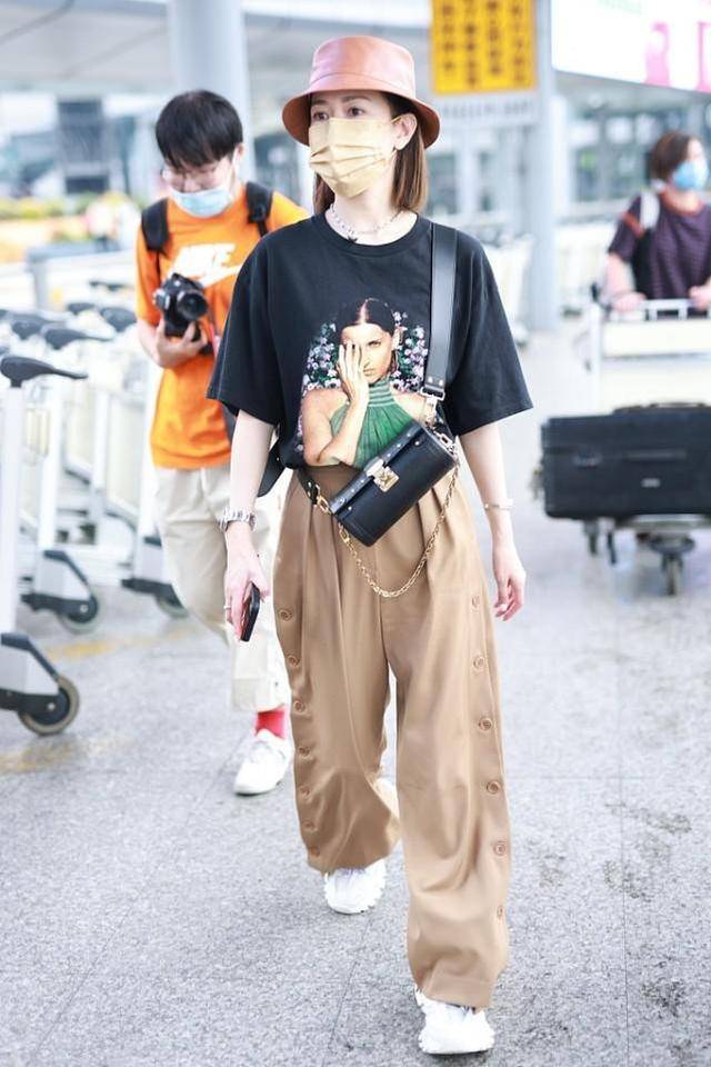 保鲜|佘诗曼颜值“保鲜”，穿阔腿裤秀骨感身材，46岁走路带风好潇洒