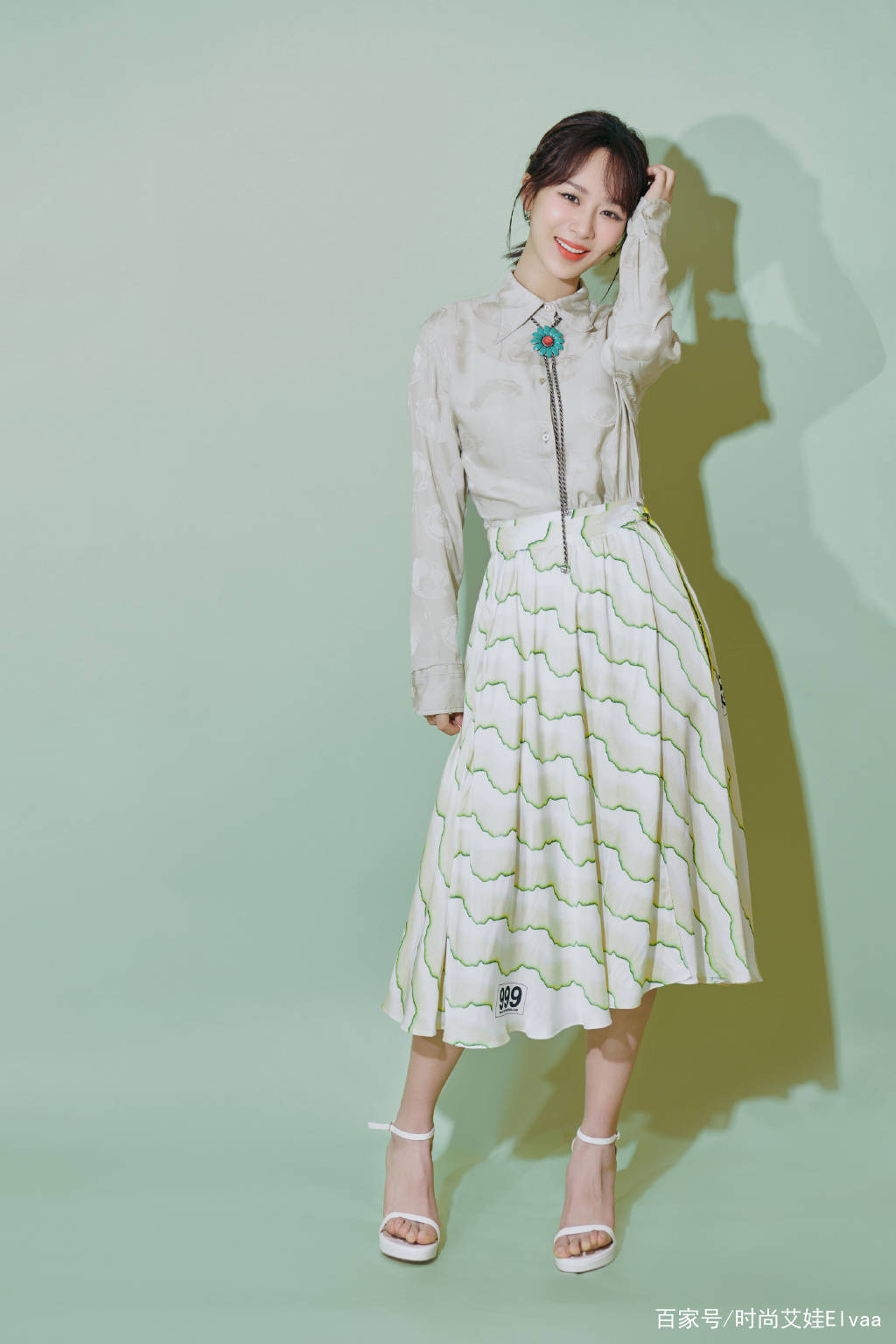 身材|杨紫终于高调,7千衬衫配1万半裙亮相首映礼,连换两造型抢尽风头