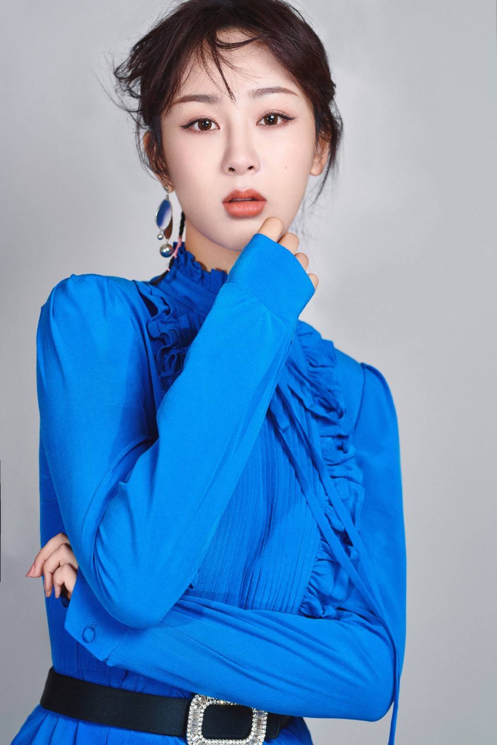 蓝色|杨紫越来越美了，一袭蓝色开叉裙配10厘米“铁钉鞋”，优雅大气