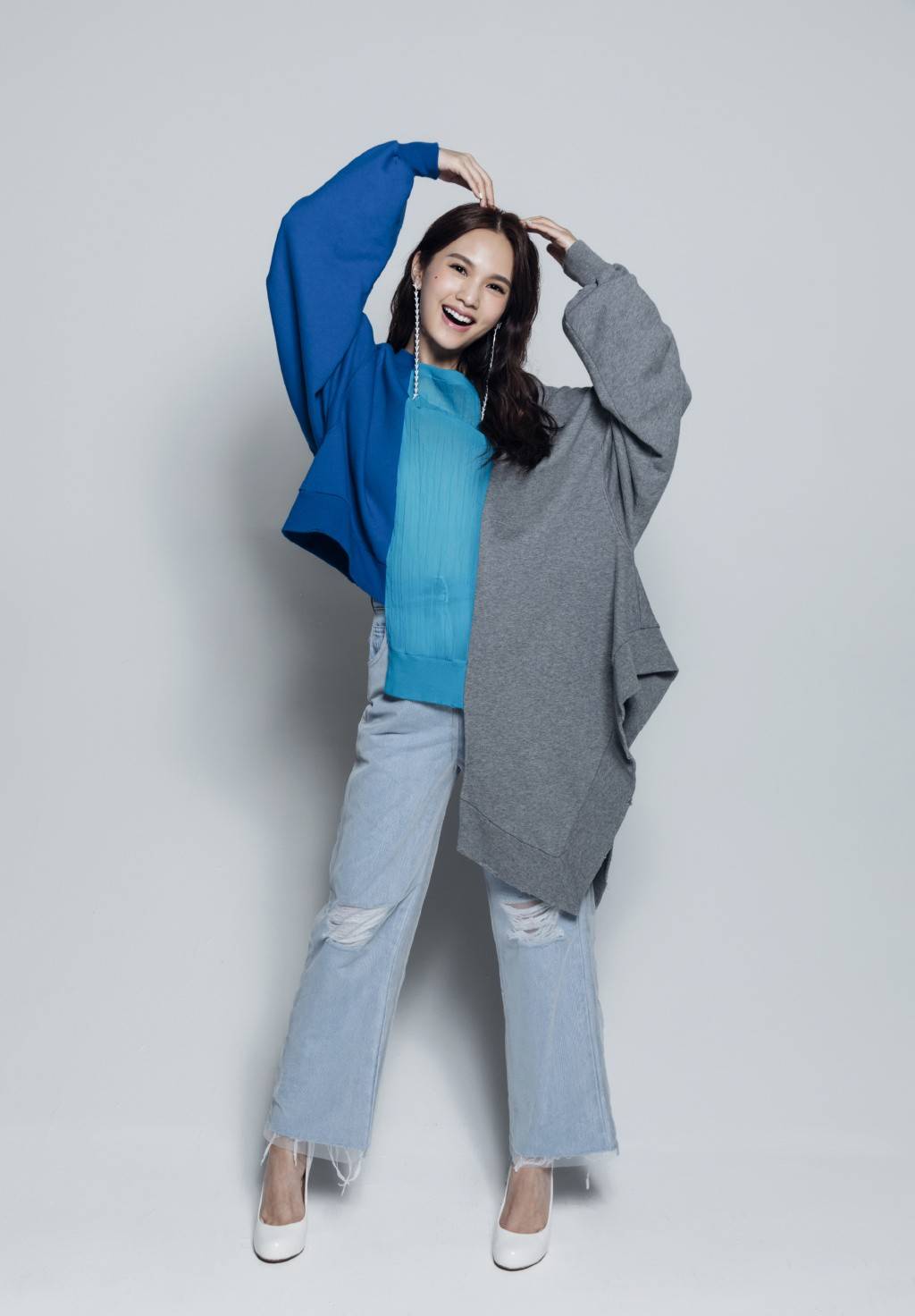 写真照|杨丞琳粉色衬衫裙配“二筒”耳环，甜美又霸气，锁骨更是吸睛