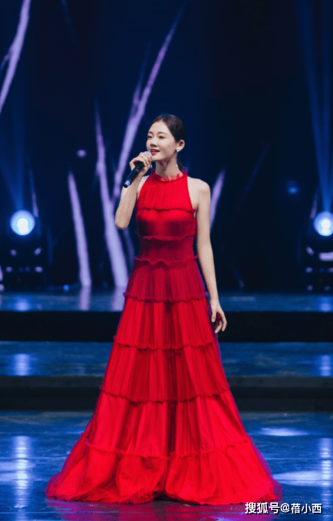 苗苗|郑恺老婆苗苗又美出圈了,穿粉色亮片裙现“饱满身材”,气质惊艳