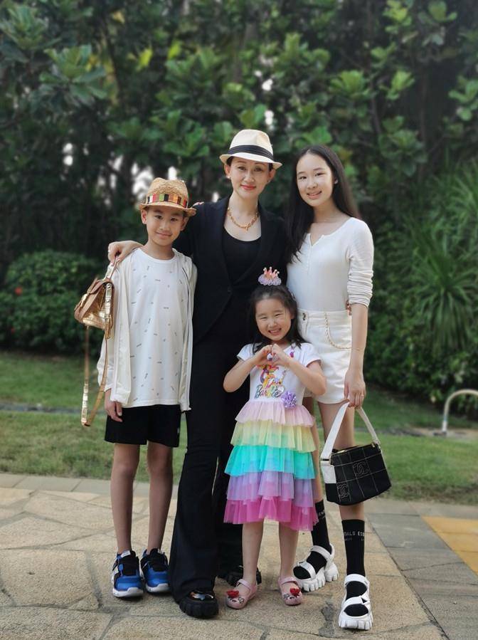 季节|赵文卓女儿离家半年大变样，13岁穿短裤超170，发育成熟似妈翻版