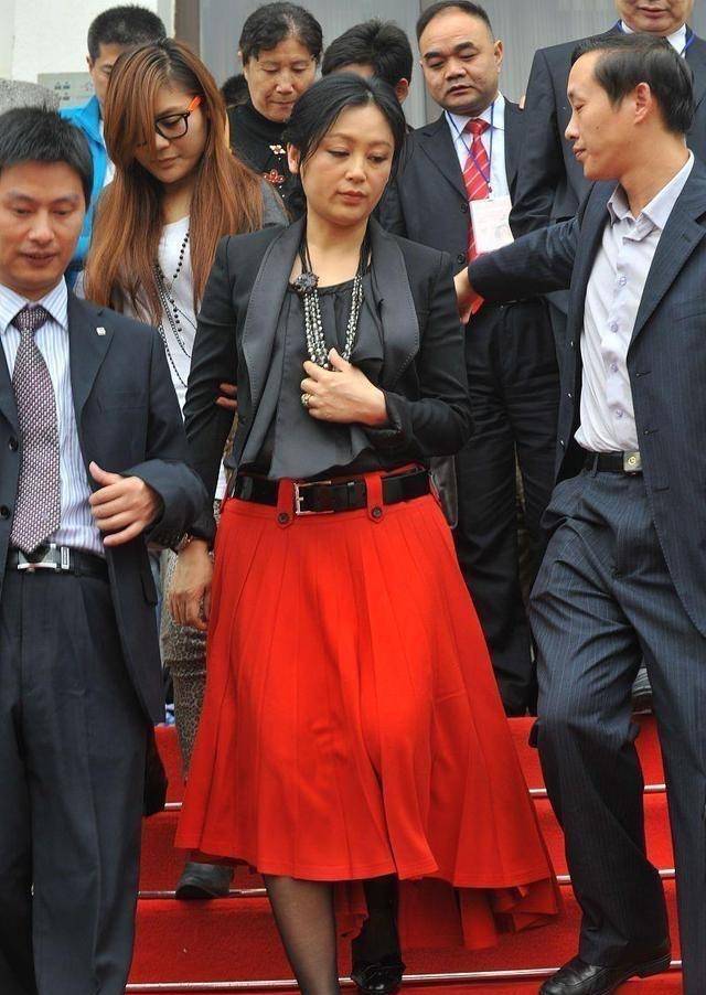 风韵|陈红虽然已经50多岁了，但神态风韵仍在，穿着黑点红裙气质极佳