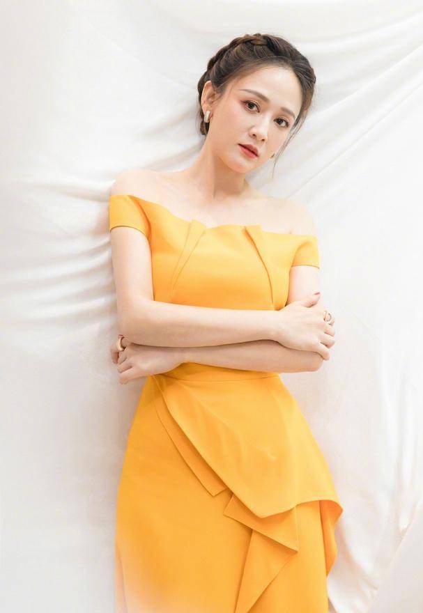 陈乔恩|陈乔恩恋爱后状态更年轻，穿背心短裙美出少女感，哪有9岁年龄差