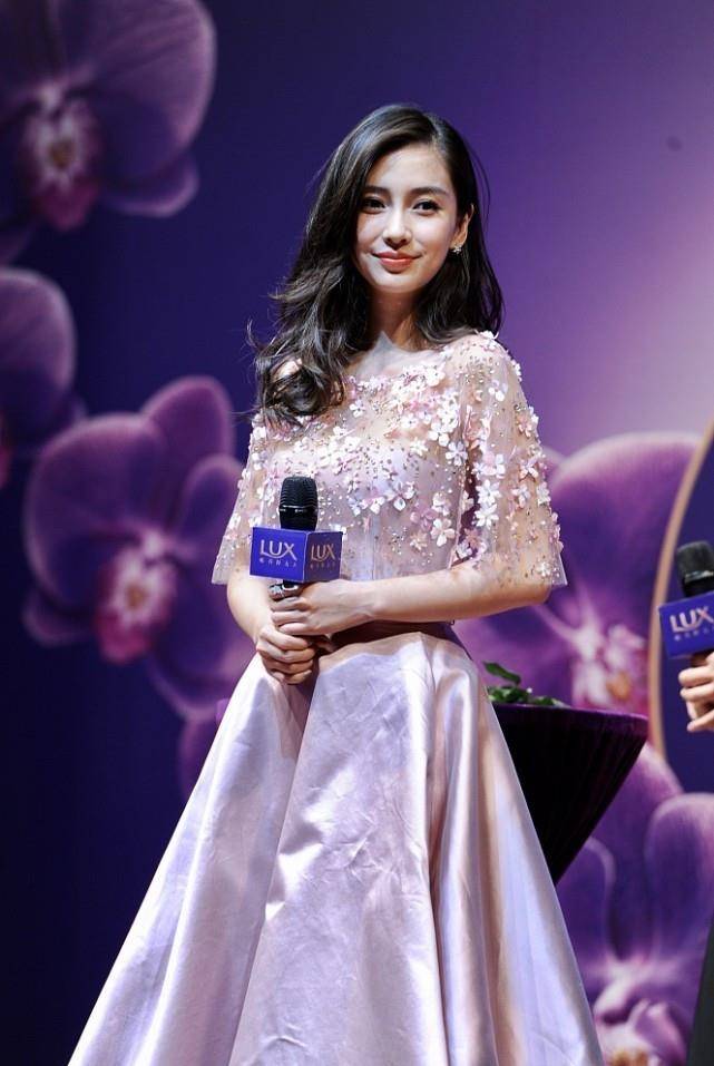 材质|杨颖真的好瘦啊，穿着长裙像一朵娇艳的花，就是太瘦有点撑不起来