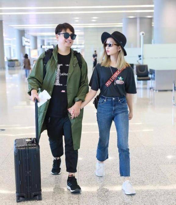 整体|黄磊挽15岁女儿亮相机场，女儿染了黄发穿搭时髦，看来磊爸好开明