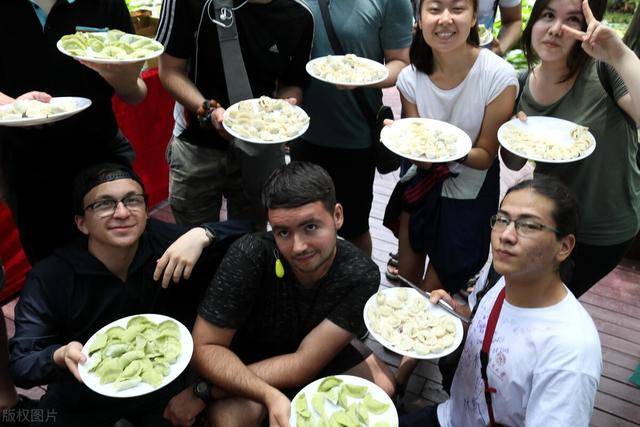 中国饺子深受外国人喜爱,为何他们却说吃不起?原来真相是这样的