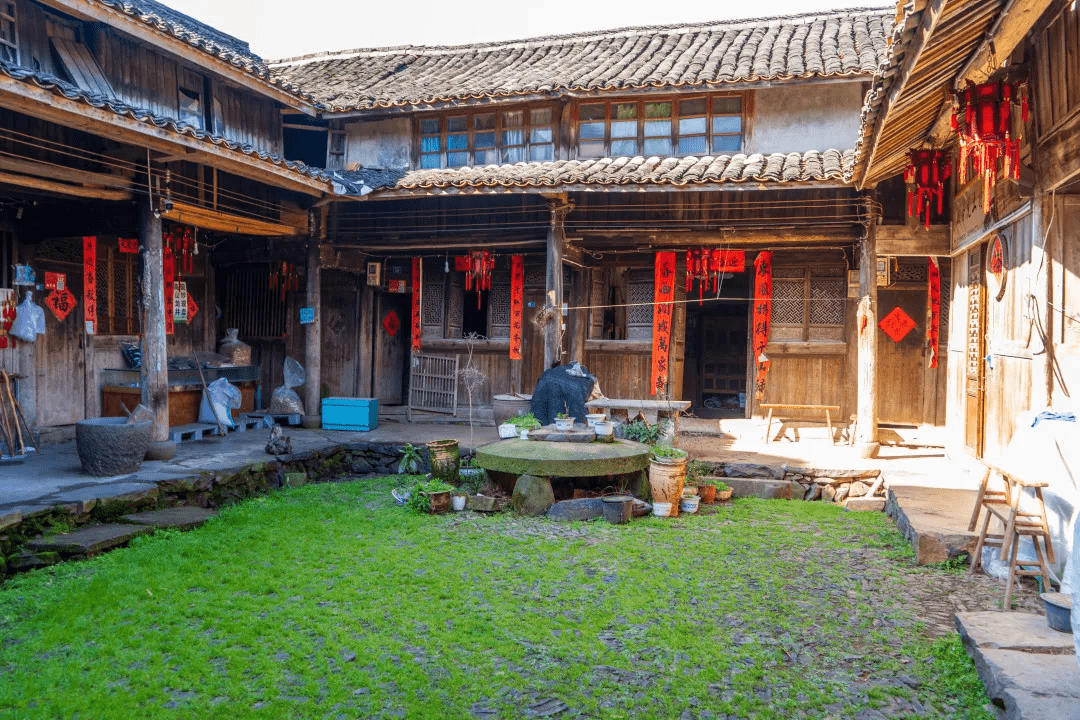 平日里络绎不绝的游客往来,使得乌石村民宿非常非常地多……「 壹 」