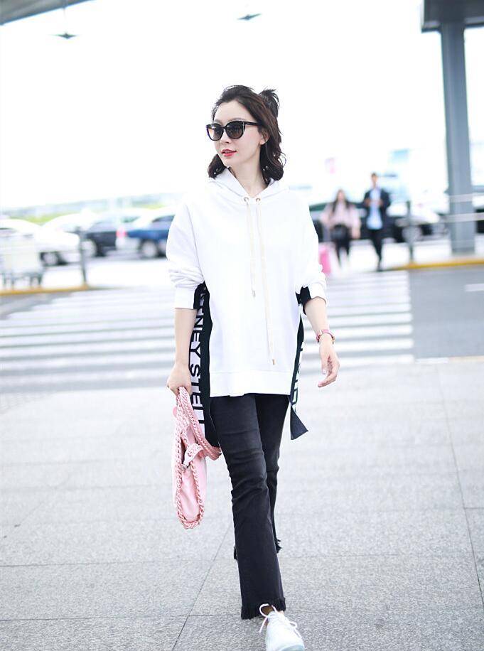 卫衣|陈数走机场，一身薄荷绿衬衣搭配小白裤清新亮眼，40岁+可以照抄