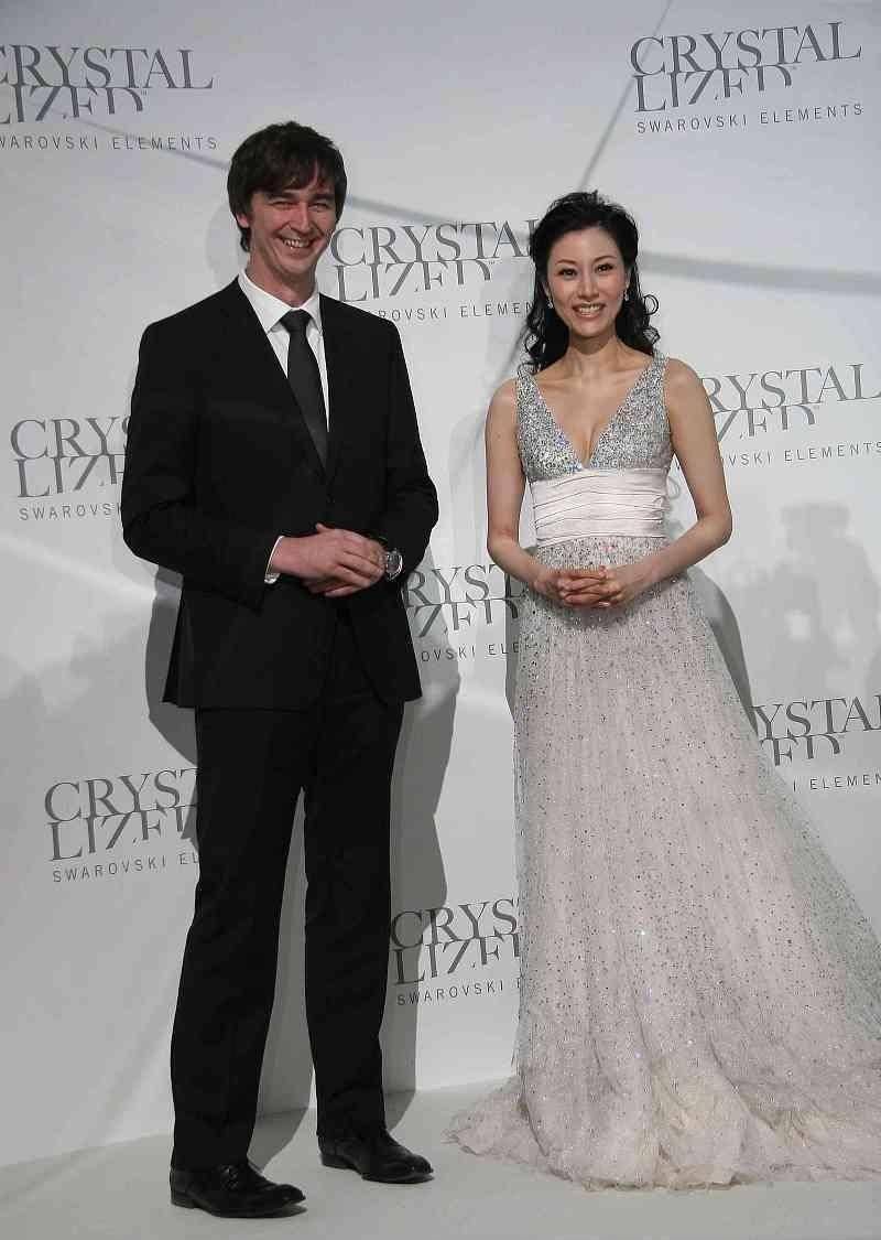 整体|李嘉欣虽然瘦却很健康,依旧有年轻时的样子,一袭长裙真挺美