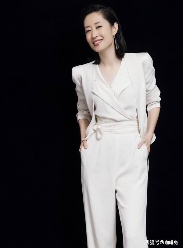 巅峰|离婚女人刘敏涛，迎来事业新巅峰，衣品也开挂了，自己买冰激凌爽