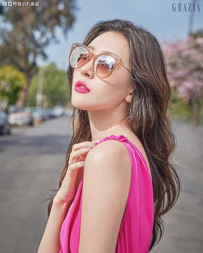 宣美|“南韩第一美腿”宣美，碎花裙惊艳登《红秀Grazia》，增肌后更美