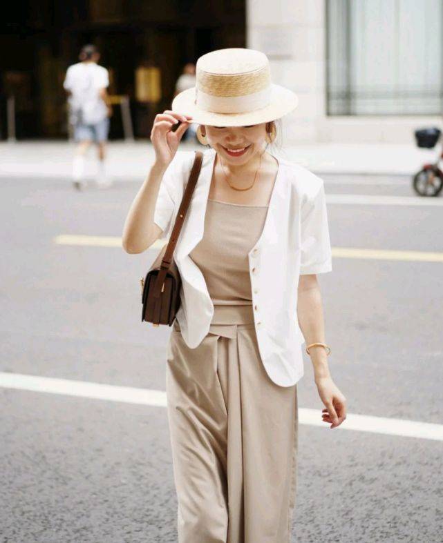 短裙|上班族该怎么穿衣搭配？简约干练的穿搭，既有气场又有魅力