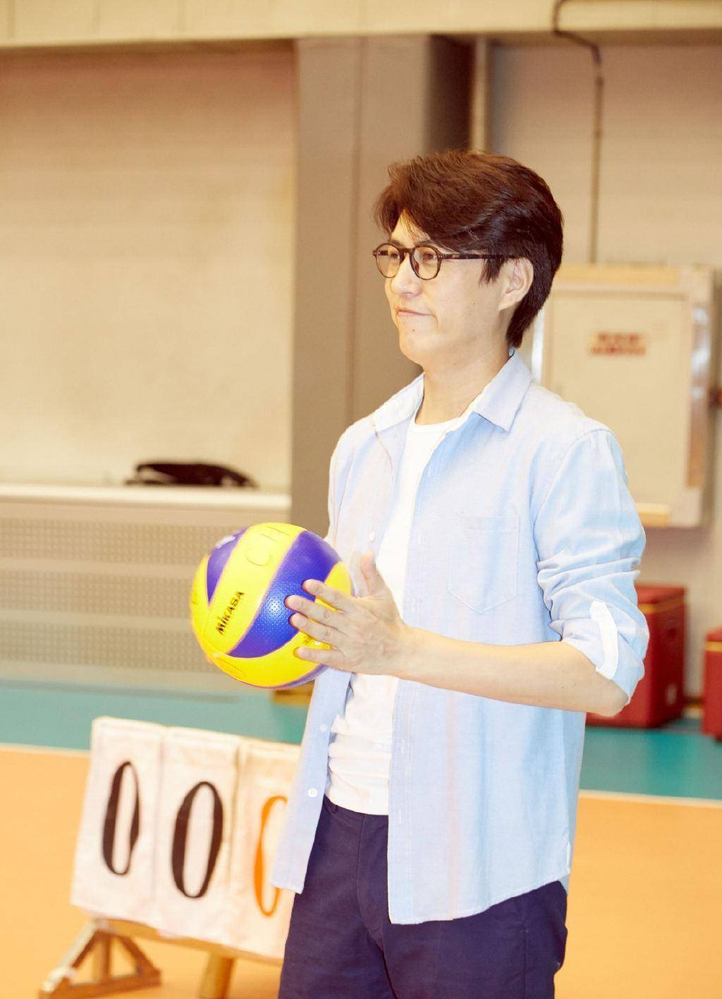 设计|靳东身材发福脸大抢镜，粉色衬衫配白T恤，44岁也扮小鲜肉