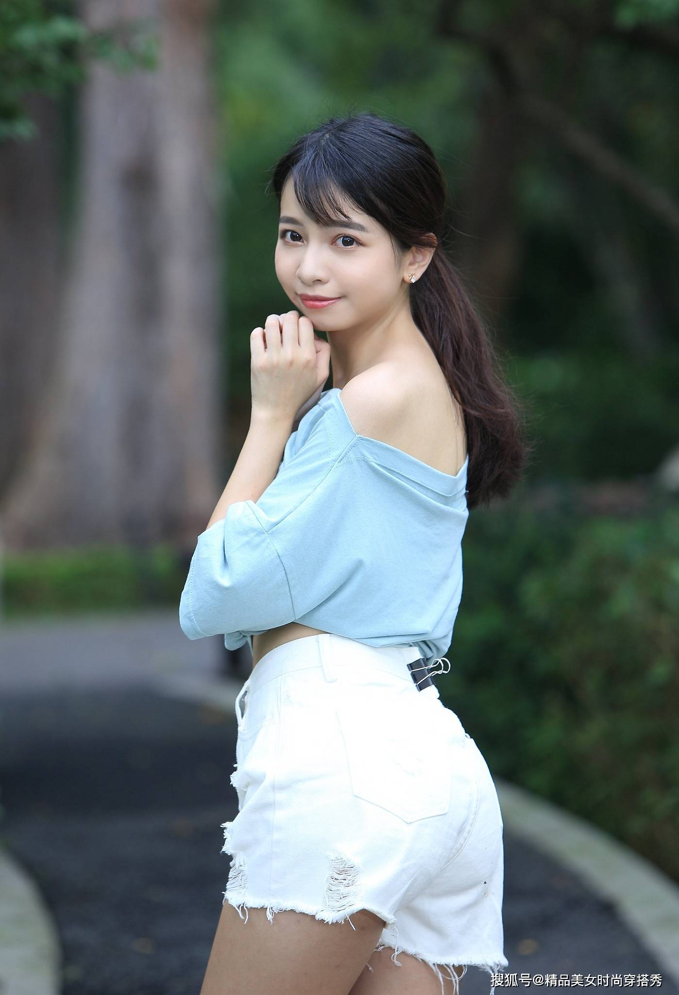 短裤|“小清新”的蓝色很显白皙肌肤，搭配白色短裤，轻松穿出大长腿
