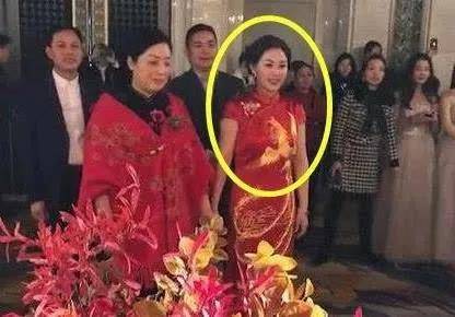 新娘|“低调婆婆”展现教科书式穿搭，儿子婚礼穿暗色旗袍，儿媳很感动